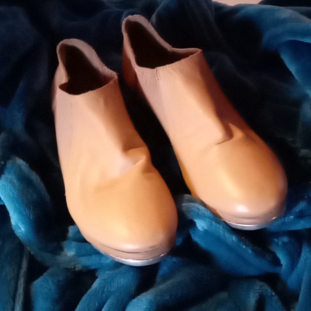 Tap shoes used with some wear but in good shape.